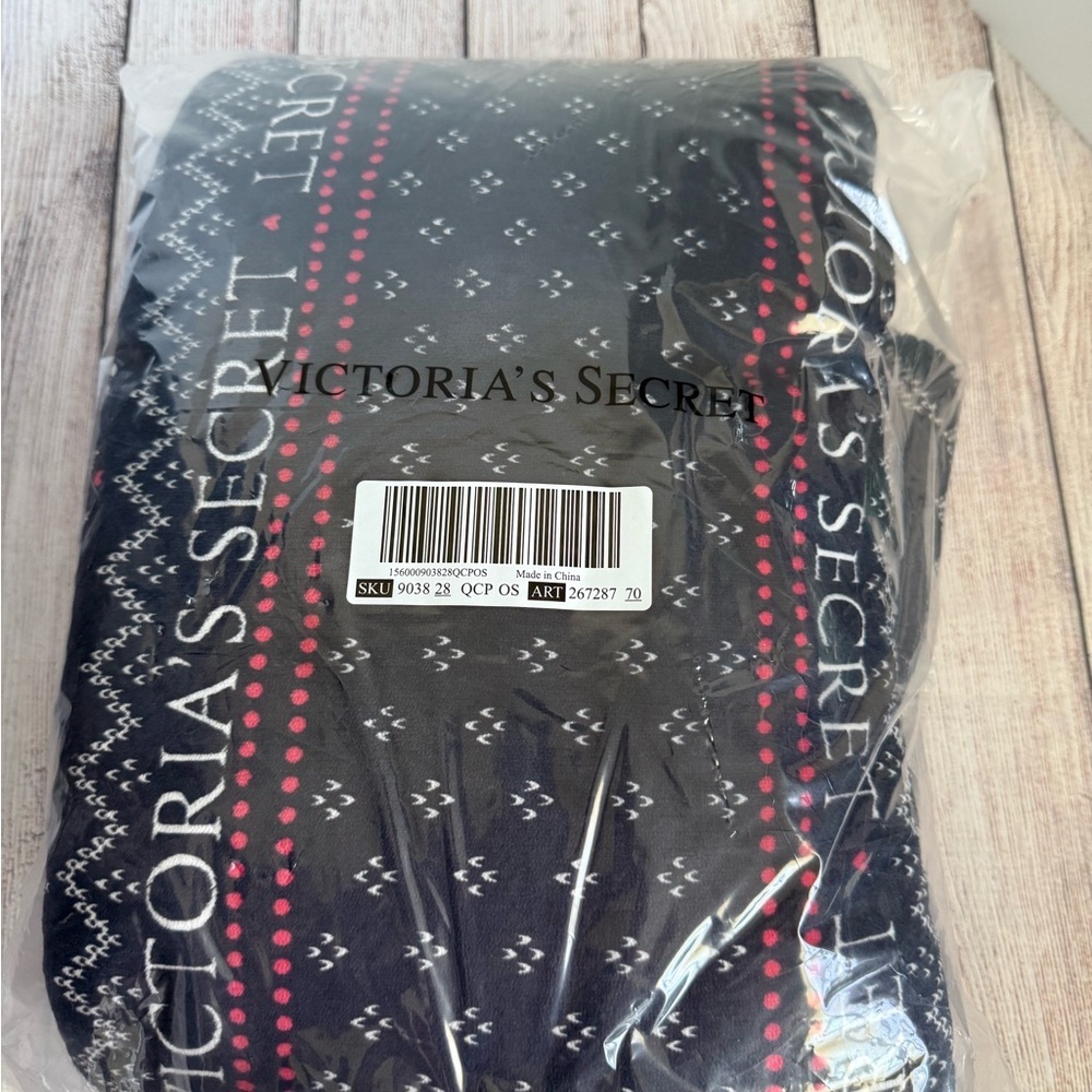 VICTORIA’S SECRET Holiday Sherpa Blanket NEW